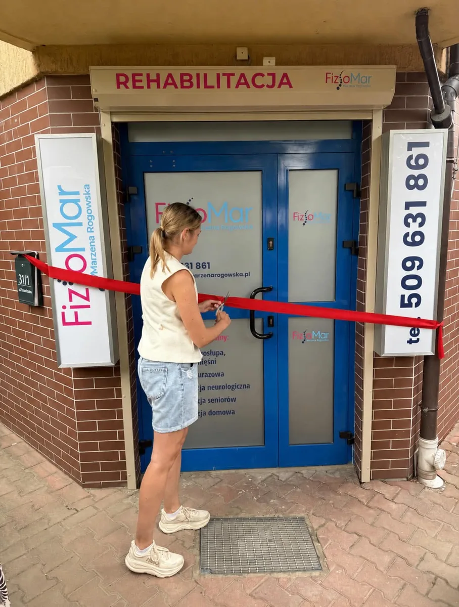 Marzena Rogowska przecina wstęgę w dniu otwarcia gabinetu FizjoMar