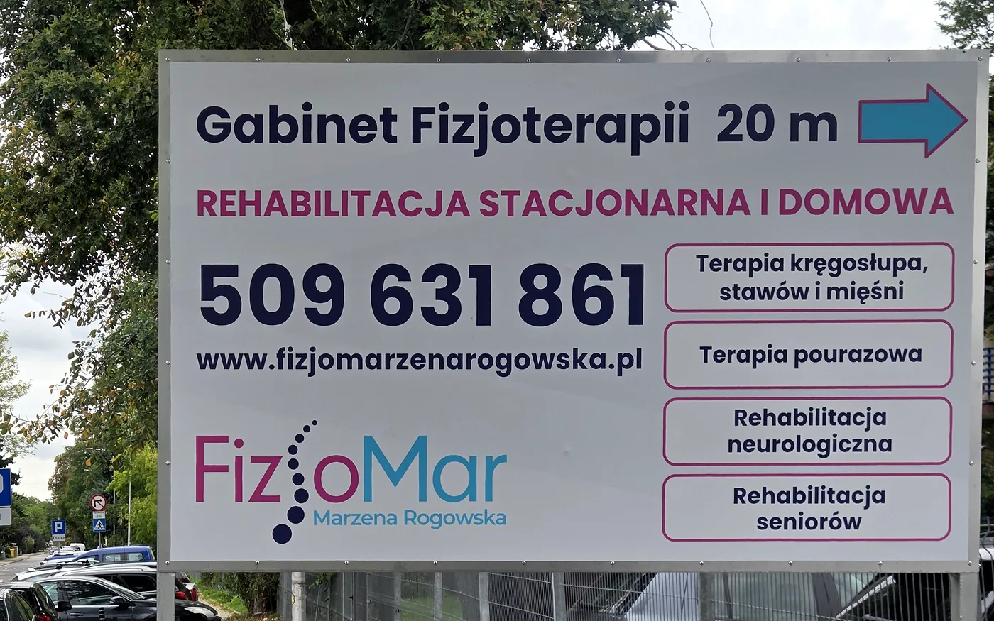 Tablica przy chodniku na Żernikach: Gabinet Fizjoterapii 20 m, Rehabilitacja stacjonarna i domowa, tel. 509 631 861, fizjomarzenarogowska.pl, logo FizjoMar